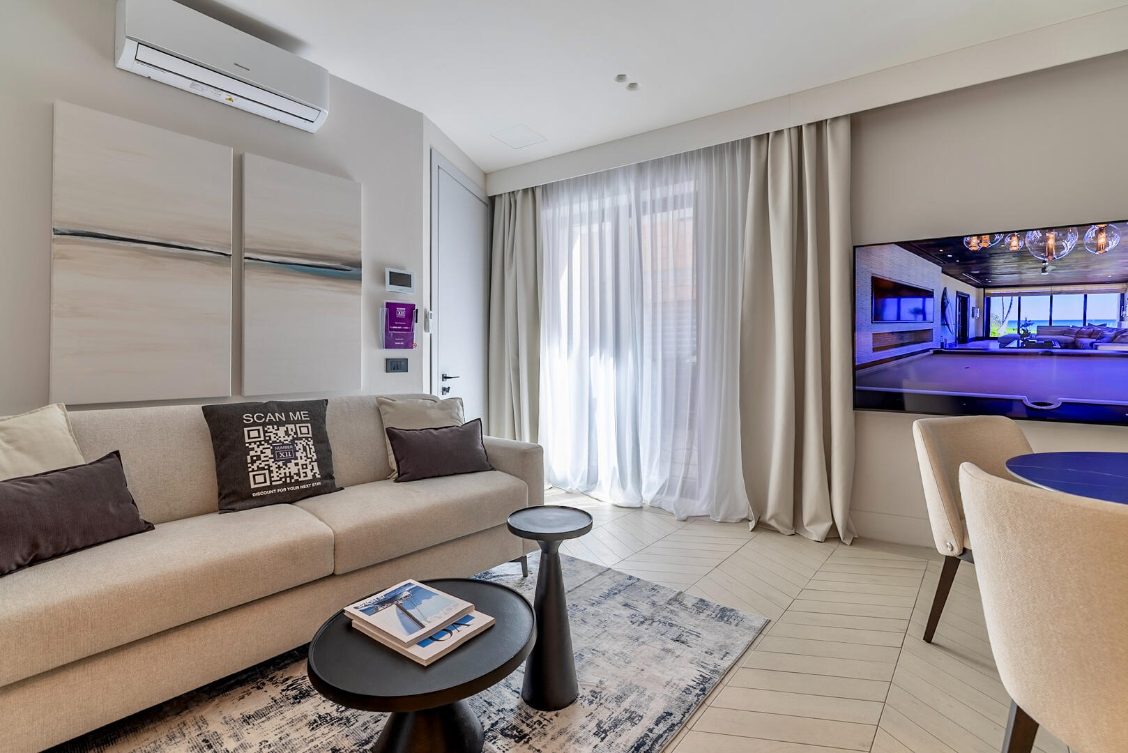 Relaxed atmosphere combining comfort, design, and natural light.